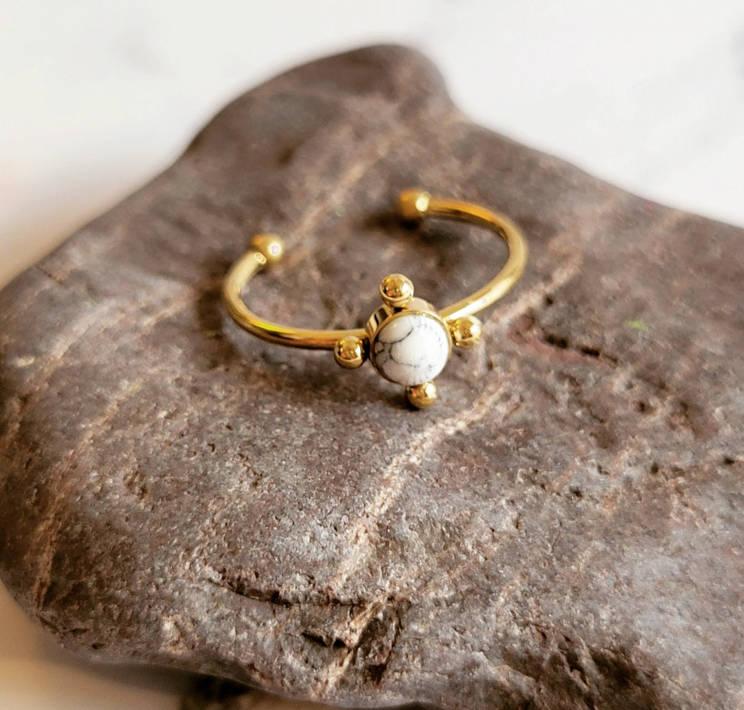 WHITE AGATE RING