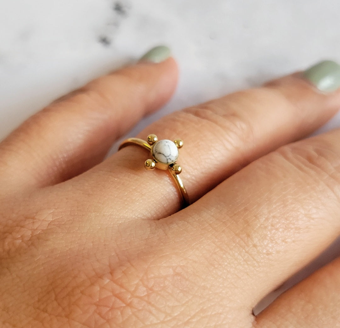 WHITE AGATE RING